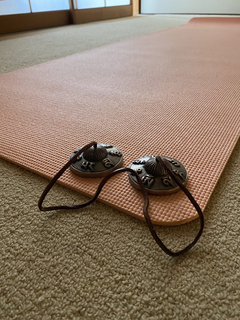 ヨガマットとティンシャ